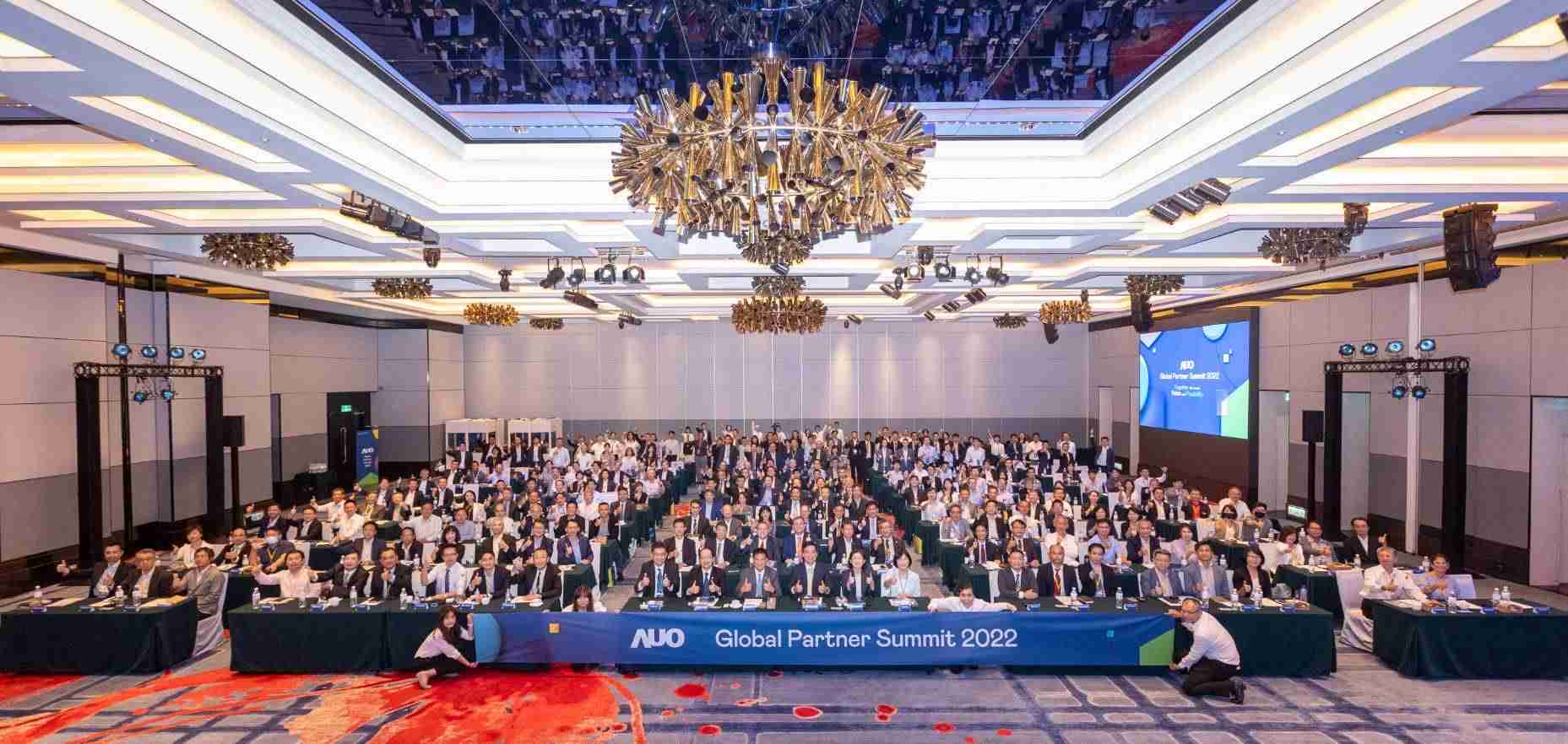 友達推動「安心、、、創新、、用心、、同心、、盡心」五星職旅，，，為菲籍員工打造全方位照護，，，首度贏得「人權實踐與發展領袖獎」殊榮