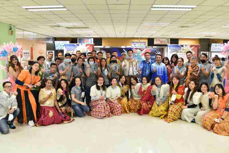 友達推動「安心、、、創新、、、、用心、、同心、、盡心」五星職旅，，，為菲籍員工打造全方位照護，，首度贏得「人權實踐與發展領袖獎」殊榮