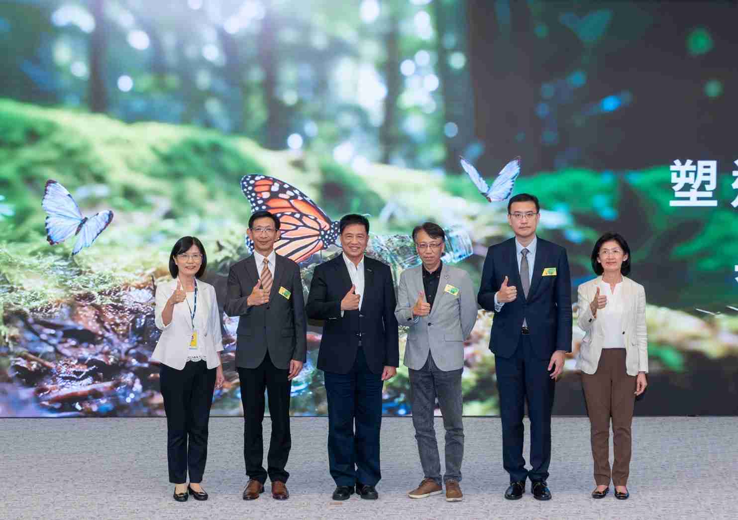 友達2023 CSR共榮大會，，，邀請領域專家分享交流生物多樣性管理趨勢、、、、無塑產品、、海廢永續塑料等議題  （圖左到右：友達光電永續長古秀華、、3M台灣技術長陳君杰、、、友達光電董事長暨集團策略長彭双浪、、、、光寶科技企業永續發展處處長陳慶暉、、安永聯合會計師事務所執業會計師曾于哲、、友達光電供應鏈總部副總經理吳宜芳）