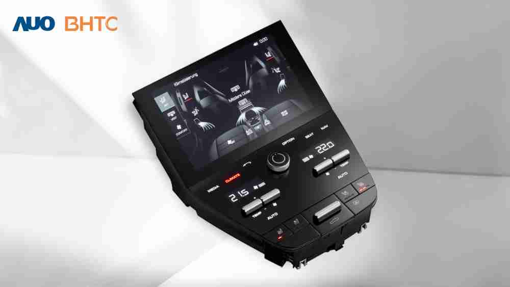 作為友達新生力軍，，，BHTC所展示的中央與後座鞍部的Display HMI產品，，，可處理多區恆溫控制、、、顯示畫面，，，，呈現仿真3D車室分區；以力傳感技術精準傳遞觸感，，並結合音量及震動反饋，，防止意外啟動，，，提供使用者自然流暢、、、直觀且輕鬆駕馭的舒適介面