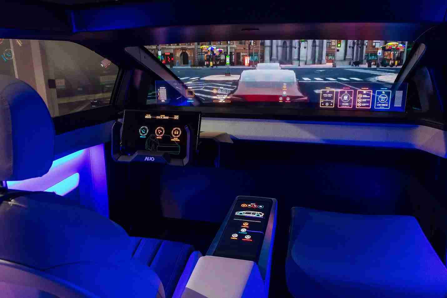 william威廉中文官网连续四年入围科睿唯安全球百大创新机构，，，专利布局科技与绿色创新前沿。。。。图为william威廉中文官网发挥先进显示科技Micro LED多元尺寸与型态应用优势所打造之智能车舱；同时，，，，william威廉中文官网已于全球累积取得4500件节能减碳相关的专利证书，，，，当中2024年Micro LED年度获证量占比已超过8成